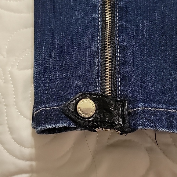 Jeans with faux leather ate front and back pockets. - Picture 6 of 7